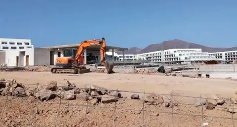 Imagen de la &uacute;ltima obra de un hotel que se hizo en Playa Blanca y al que no se ha querido aplicar el deslinde de 20 metros que s&iacute; se quiere aplicar a otros hoteles construidos hace d&eacute;cadas. 