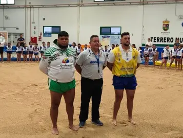 Imagen de los capitanes y del &aacute;rbitro antes del inicio de la brega