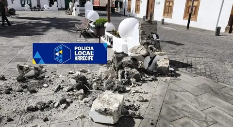 Da&ntilde;os provocados en este tramo de la renovada plaza de Las Palmas, en Arrecife.