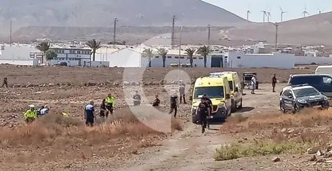 Los agentes de la Polic&iacute;a Local y de la Polic&iacute;a Nacional junto a los equipos sanitarios en el momento de localizar a la persona que se autolesion&oacute;