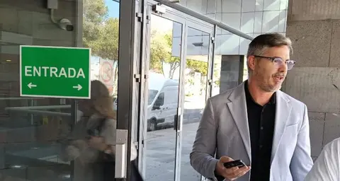 David Monte en la puerta de los juzgados de Arrecife.