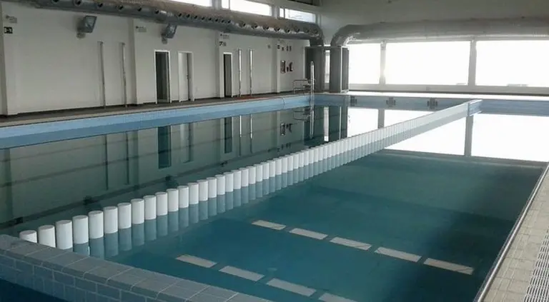 Imagen de la piscina municipal de T&iacute;as.