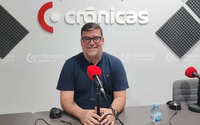 Isidro Pérez en el estudio de Crónicas Radio