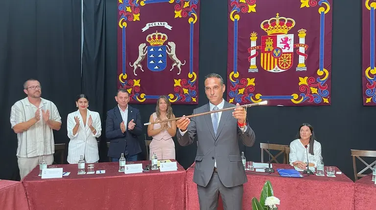 Alfredo Villalba tomando posesión del bastón de mando en Haría junto a los concejales de Compromiso X Haría.