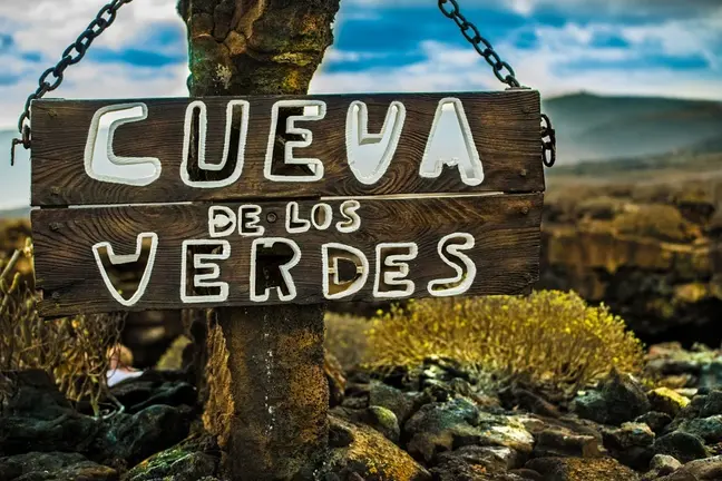 Cartel de la Cueva de los Verdes.