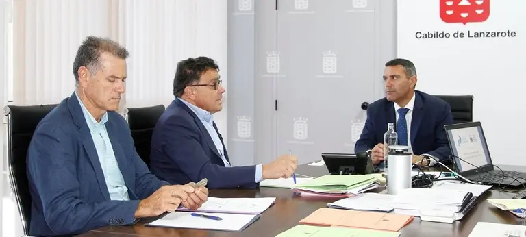 Oswaldo Betancort y Domingo Cejas junto a Manuel Miranda.