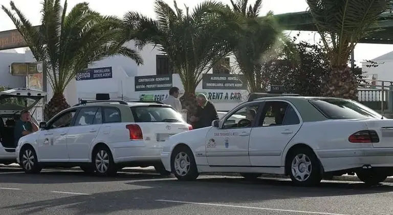 Imagen de algunos taxistas de Teguise en una parada