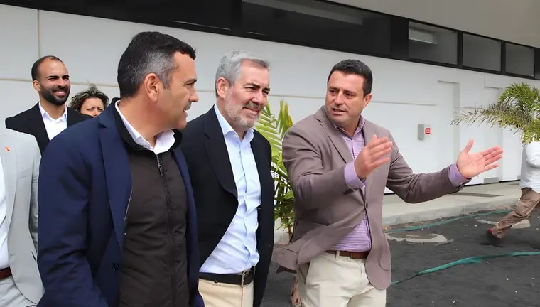 &Oacute;scar Noda junto al pte de Canarias y el pte del Cabildo en una visita al Puerto de Playa Blanca.