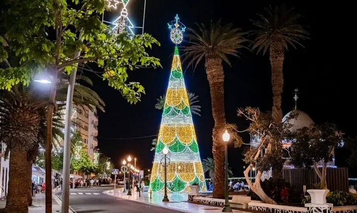 Imagen de archivo de árbol de navidad de luces en Arrecife.