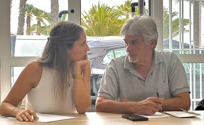 Sheila Guillén conversa con Servando Pérez durante una ejecutiva insular.