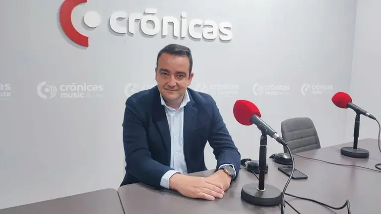 Jos&eacute; Valle en los estudios de Cr&oacute;nicas Radio.