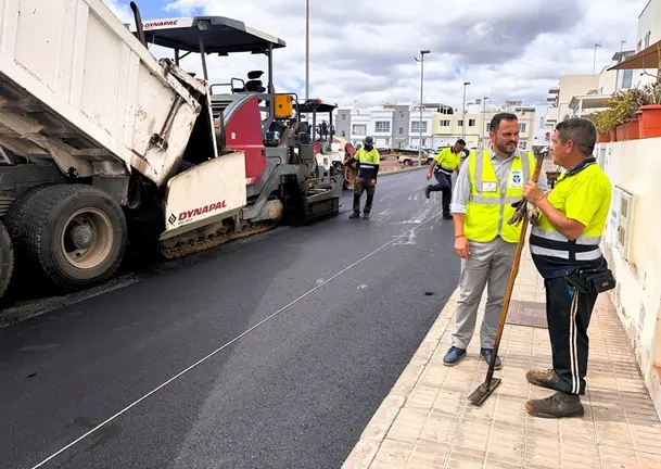 Yonathan de Le&oacute;n junto al reasfaltado de una calle del barrio de Altavista.