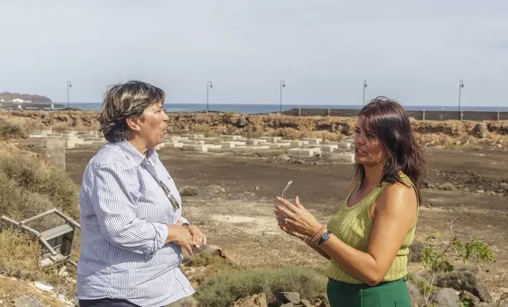 Rita Hern&aacute;ndez con Olivia Duque en una de las parcelas en reconstrucci&oacute;n en Costa Teguise