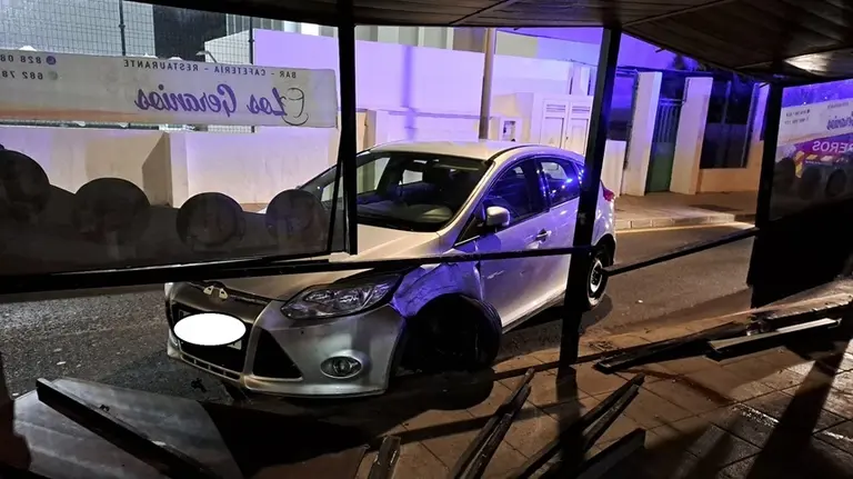 Vehículo empotrado en la terraza.