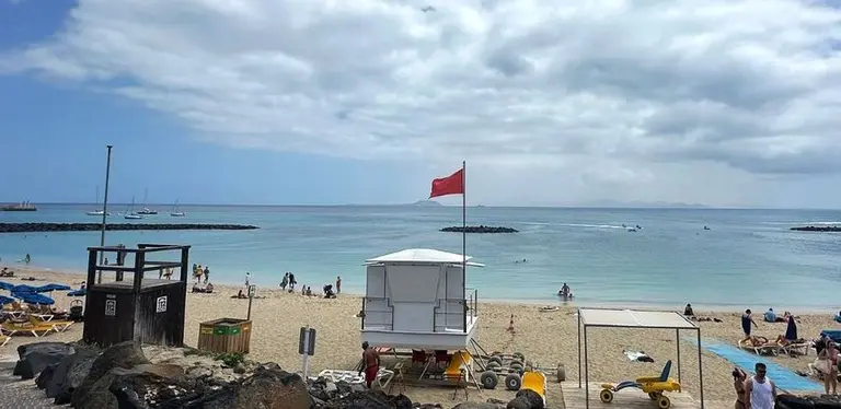 Imagen de la bandera roja que había este martes en la conocida playa artifical del sur de Lanzarote
