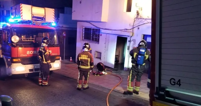 Bomberos durante la intervención.