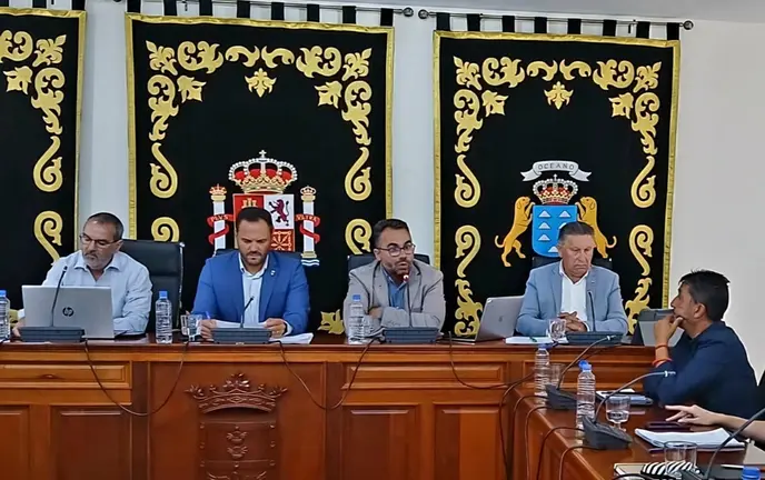 Echedey Eugenio defendiendo la moci&oacute;n a favor del edificio educativo en Naos en un pleno del Ayuntamiento de Arrecife.