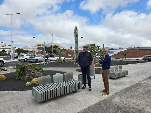 Isidro Pérez y Raúl de León junto al mobiliario Día del Medioambiente.