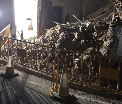 Imagen de cómo quedó la vivienda y de la valla que colocaron los bomberos