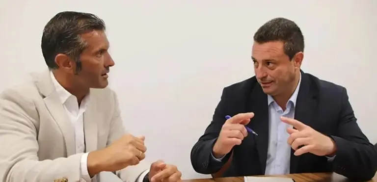 Óscar Noda en una reunión reciente en el Ayuntamiento de Yaiza.