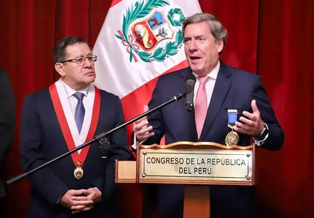 Gabriel Mato recibiendo la distinción en Perú.