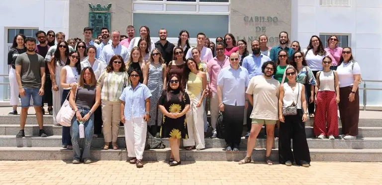 Imagen de los nuevos facultativos en la puerta del Cabildo de Lanzarote.