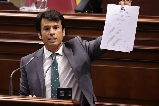 Marcos Bergaz (PSOE) durante su intervencioìn en el pleno del Parlamento 