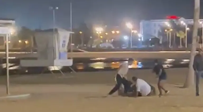 Momento de la parte peor de la pelea en la que se ve a uno de los individuos que participa con un cuchillo de grandes dimensiones.