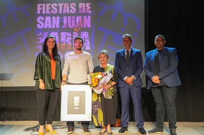 Evelia Garc&iacute;a, Alfredo Villalba y Marcos Lemes en el preg&oacute;n de las Fiestas de San Juan en Har&iacute;a.