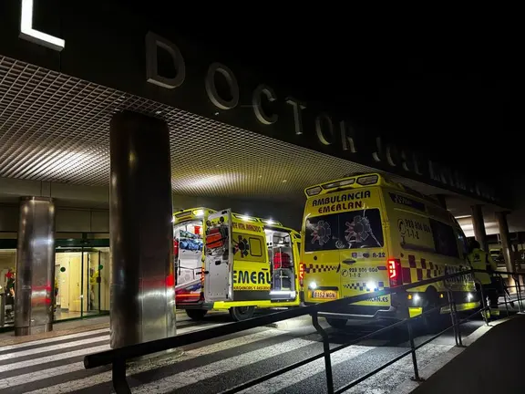 Ambulancia de EMERLAN en los exteriores del Hospital. 
