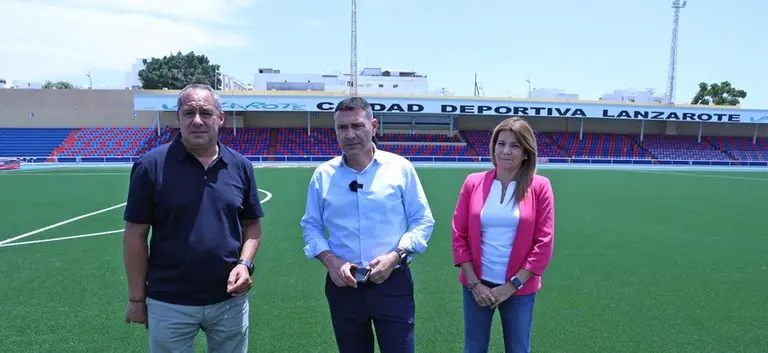 Oswaldo Betancort, Mar&iacute;a Jes&uacute;s Tovar y Juan Monz&oacute;n sobre el c&eacute;sped de la Ciudad Deportiva.