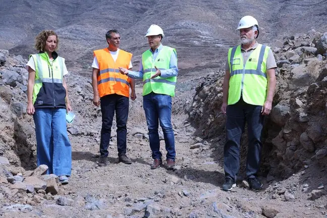 Domingo Cejas junto a Alfredo Villalba en la limpieza del barranco valle grande.