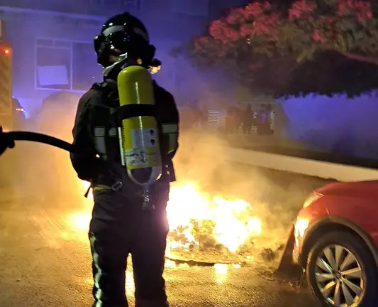 Imagen  de uno de los bomberos actuando en el incendio