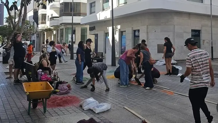 Imagen de la gente participando en la creación de las alfombras