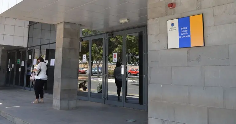 Puerta de entrada a los juzgados de Arrecife.