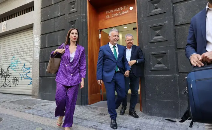 Ángel Víctor Torres saliendo de la sede del Parlamento de Canarias con sus compañeros Nira Fierro y Sebastián Franquis