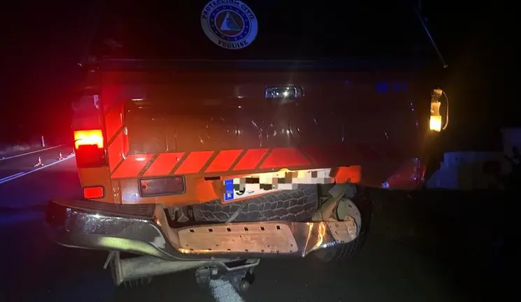 Así quedó el coche de Protección Civil de Teguise.