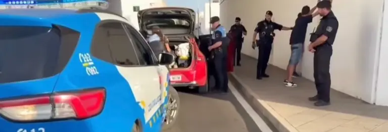 Policía Local de Arrecife realizando la detención.