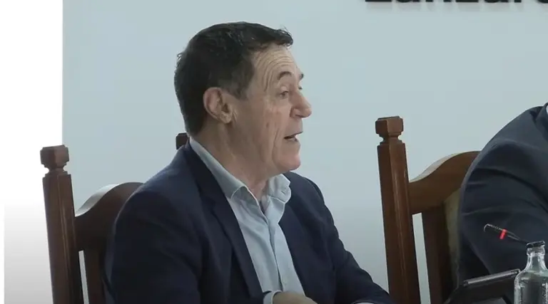 &Oacute;scar P&eacute;rez, el portavoz de VOX, durante un pleno celebrado en el Cabildo de Lanzarote.