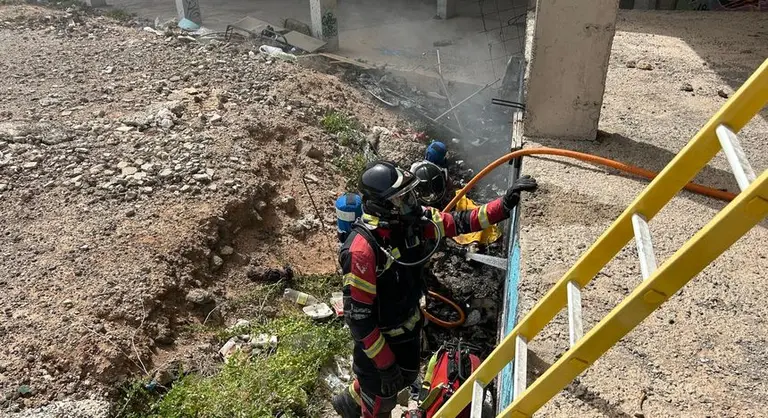 Momento de la actuación de los bomberos