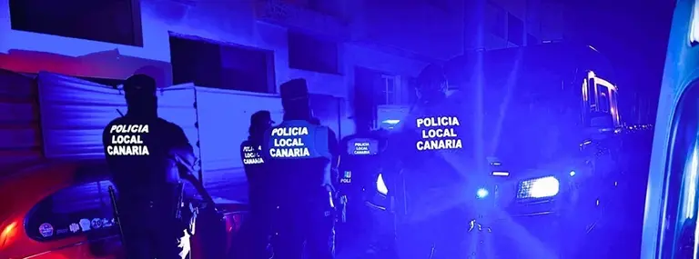 Un dispositivo de 10 agentes de la Policía Local de Arrecife intervino en esta desokupación de 14 viviendas en el barrio de San Francisco Javier 
