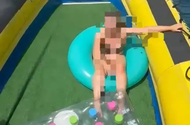 Turista rescatada por EMERLAN tras ser llevada por la corriente lejos de la costa.