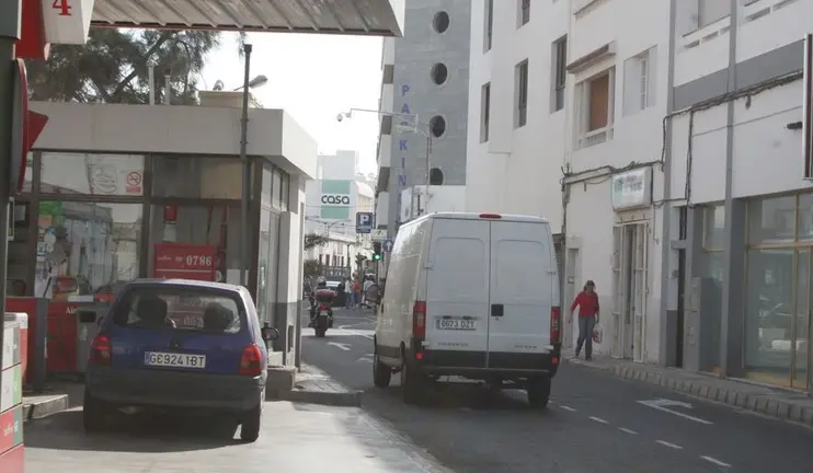 Imagen de una gasolinera en el centro de Arrecife.