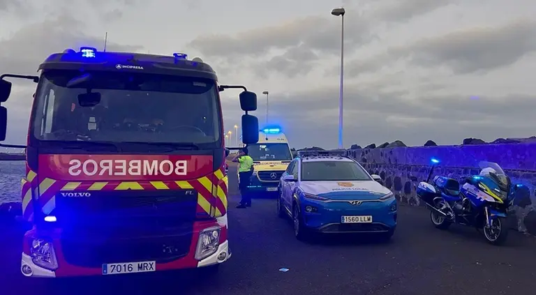Camión de los bomberos del Consorcio de Seguridad y Emergencias junto a los vehículos de la Policía Local.