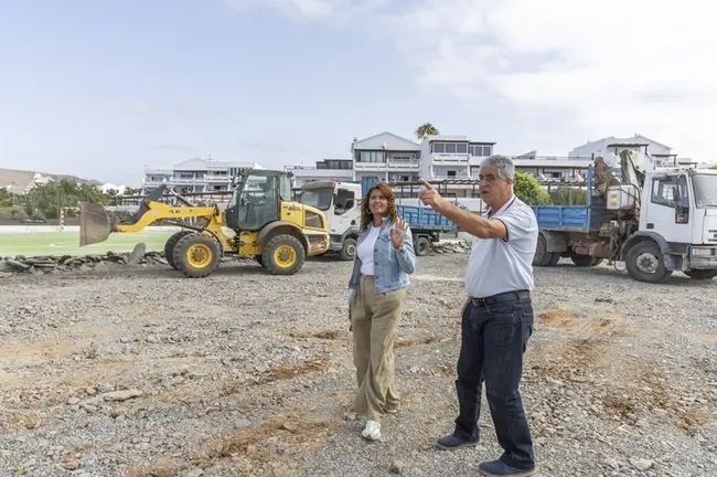Olivia Duque y Eugenio Robayna presentes en las obras de remodelación de la cancha del residencial Teguisol en Costa Teguise.