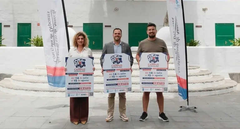 Momento de la presentación del campus con el alcalde de Arrecife al frente