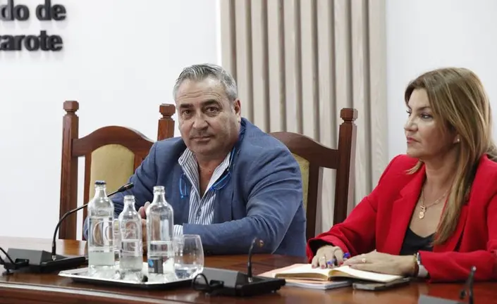 Ángel Vázquez y María Jesús Tovar en un pleno del Cabildo.