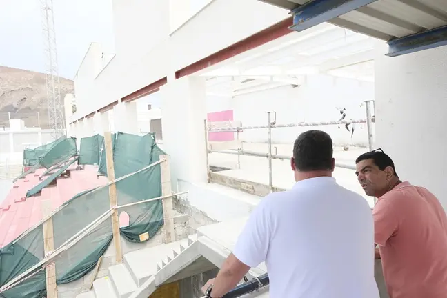 Isidro Pérez y Alexis Hernández junto a las obras.