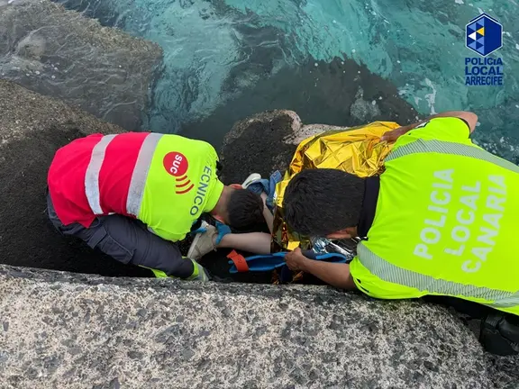 Asistencia de la Policía Local de Arrecife ante una caída en la zona del litoral marítimo de la capital de Lanzarote
