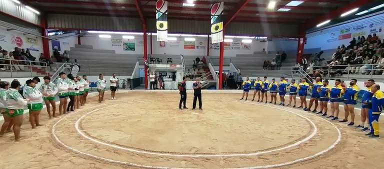 Imagen del inicio de la contienda entre los dos equipos